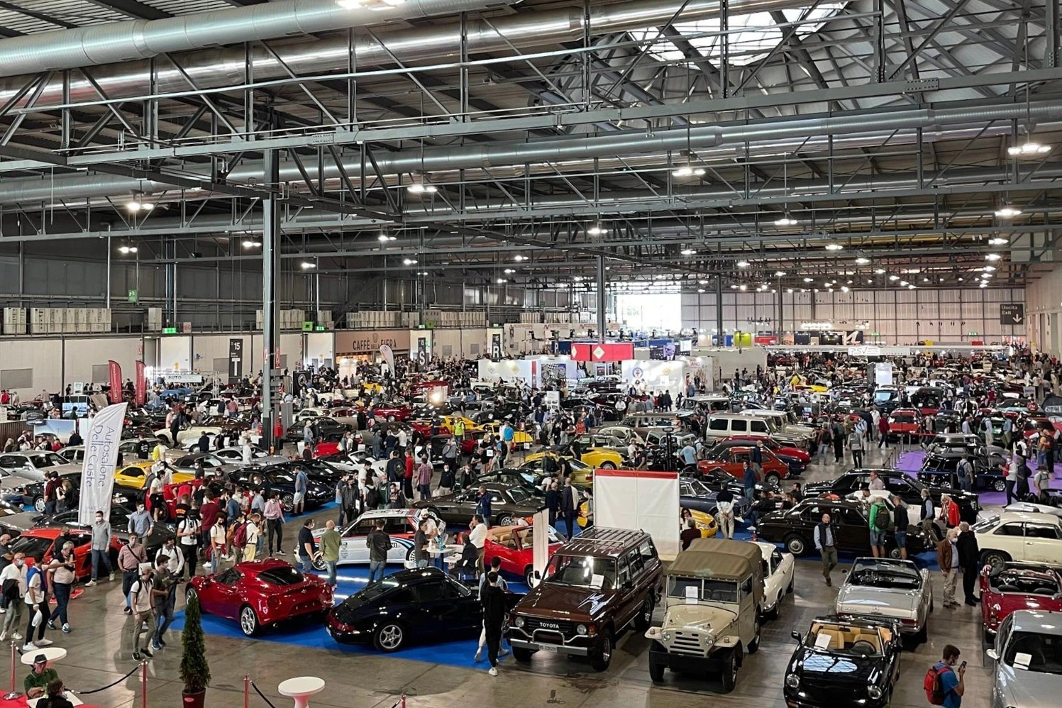 Un viaggio di auto d’epoca e supercar tra le meraviglie italiane